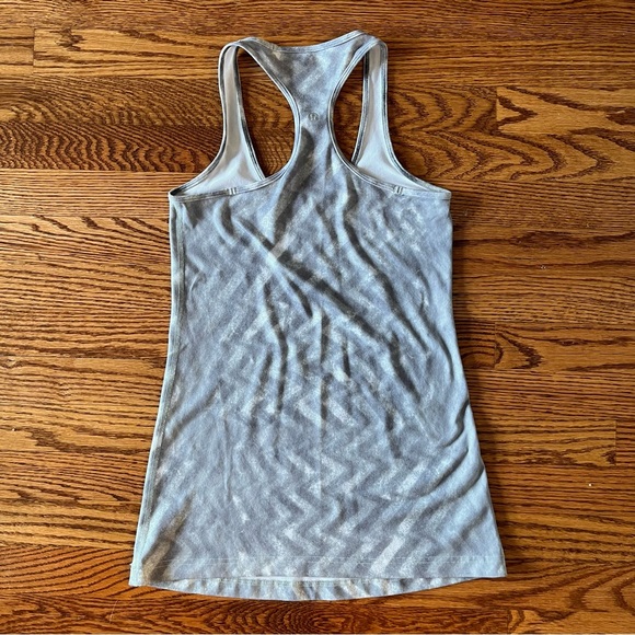 Lululemon Gray Chevron Patterned Cool Racerback Short Tank Top Nulu Workout SZ 4 - Picture 9 of 9
